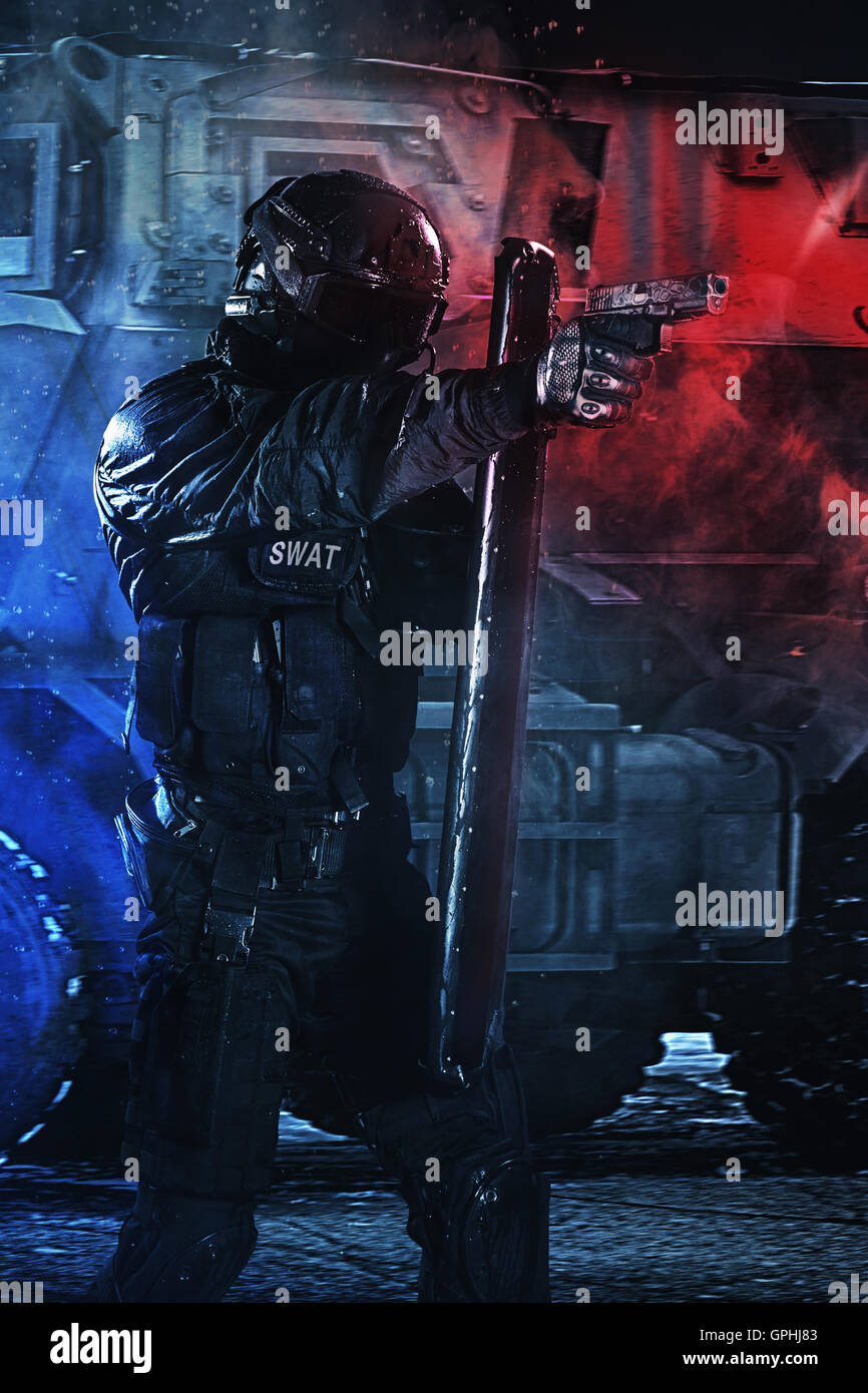police officer with ballistic shield Stock Photo - Alamy