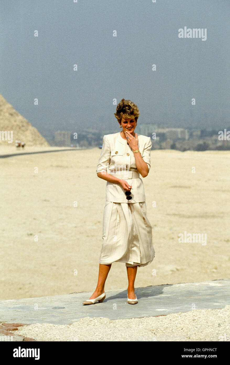 Princess Diana of Wales, on a visit to Egypt in 1992, goes sightseeing at the Pyramids of Giza. Stock Photo