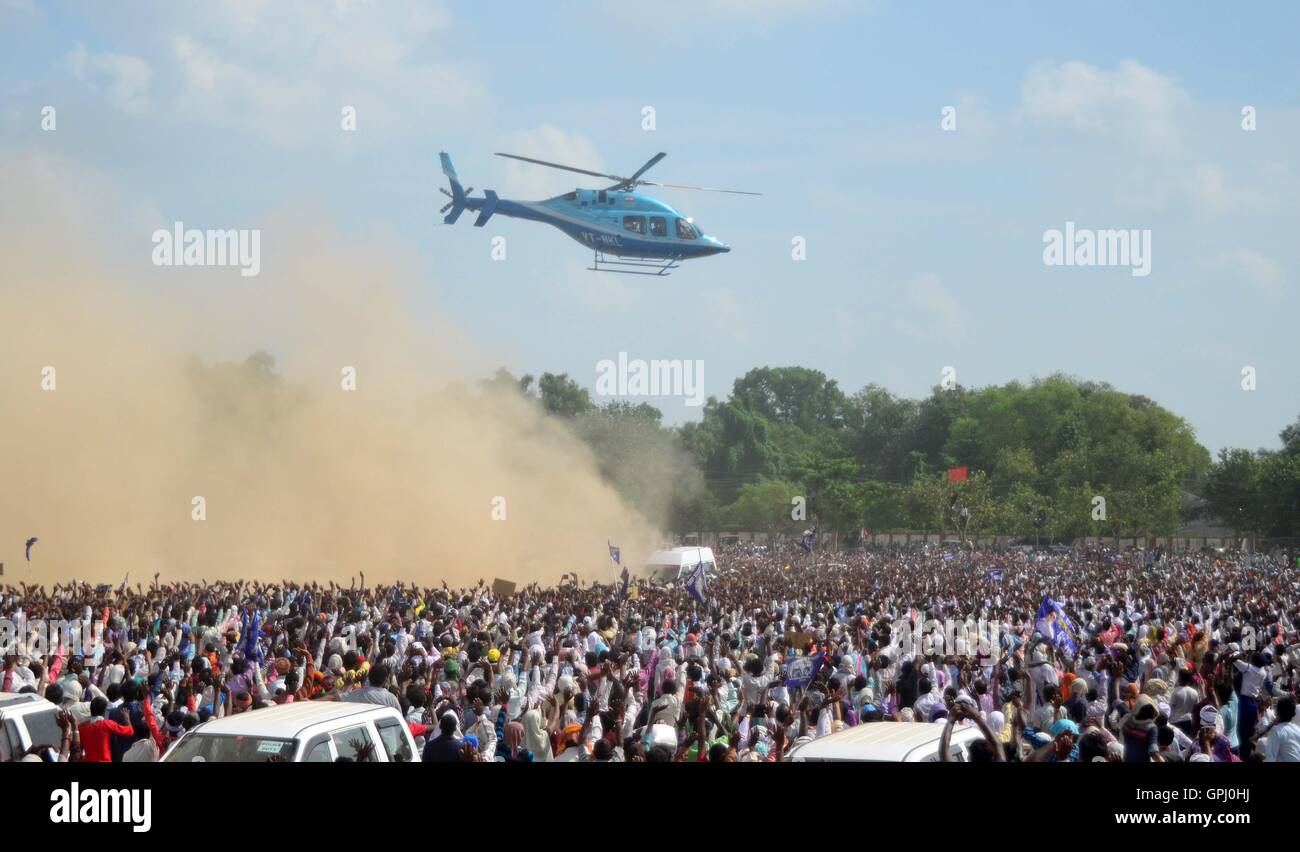 Allahabad, India. 04th Sep, 2016. People waves to BSP supremo Mayawati as she return after addressing an election campaign rally in the view of upcoming UP assembly election at Pared Ground in Allahabad. © Prabhat Kumar Verma/Pacific Press/Alamy Live News Stock Photo