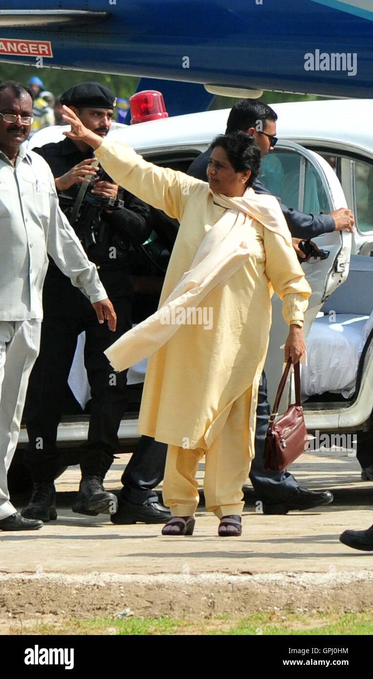Allahabad, India. 04th Sep, 2016. BSP supremo Mayawati waves to people during an election campaign rally in the view of upcoming UP assembly election at Pared Ground in Allahabad. © Prabhat Kumar Verma/Pacific Press/Alamy Live News Stock Photo