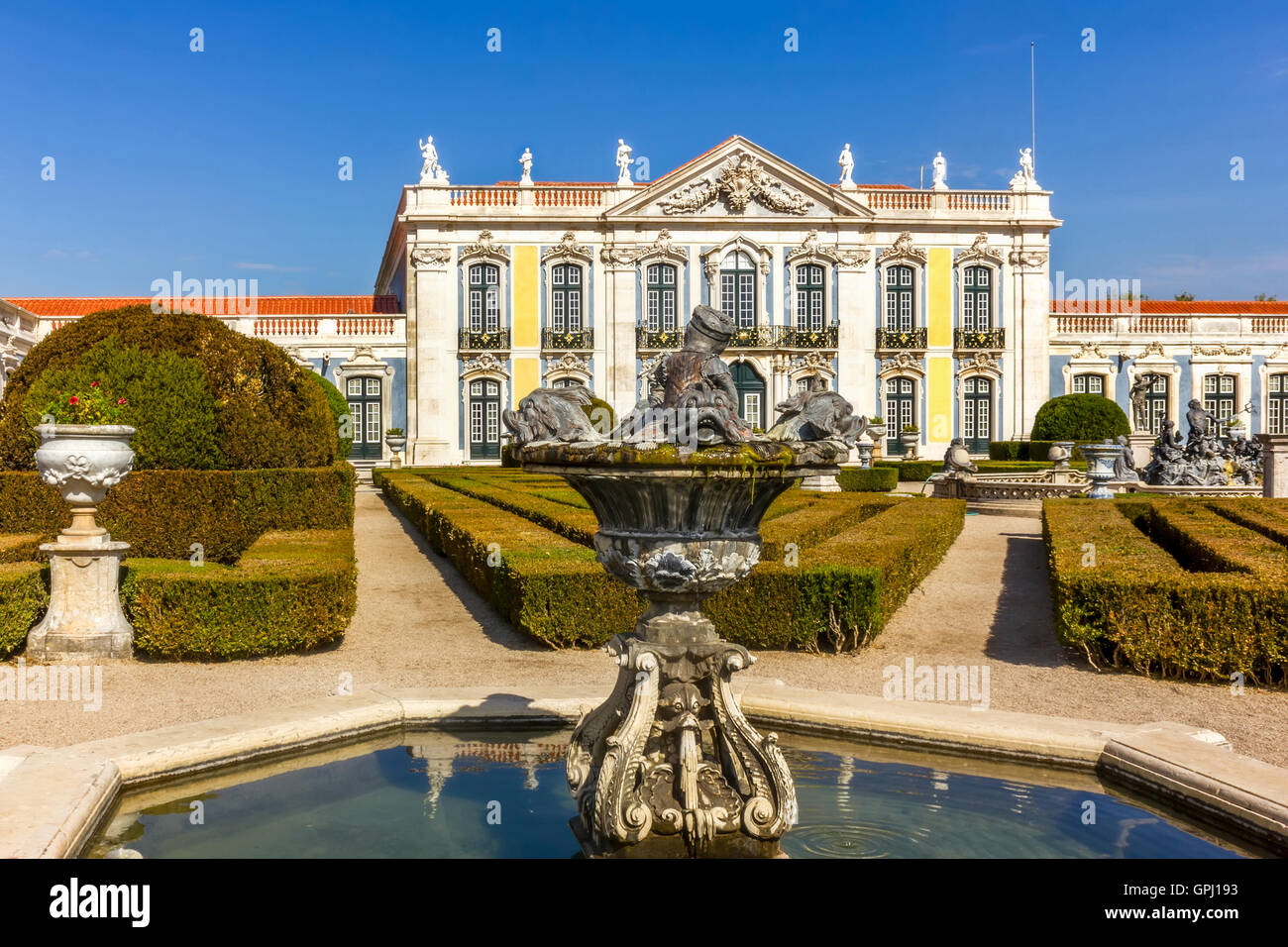 FOUNTAIN AND NATIONAL PALACE IN QUELUZ PORTUGAL: One of the last great Rococo buildings to be designed in Europe Stock Photo