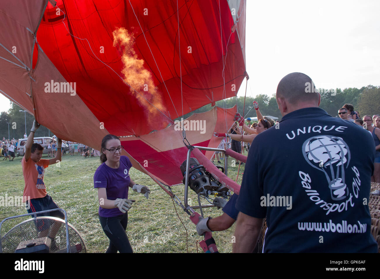 Agard, Hungary. 3rd Sep, 2016. Participants prepare for takeoff during the 22nd Lake Velence International Hot Air Balloon Carnival in Agard, Fejer, Hungary, Sept. 3, 2016. © Attila Volgy/Xinhua/Alamy Live News Stock Photo
