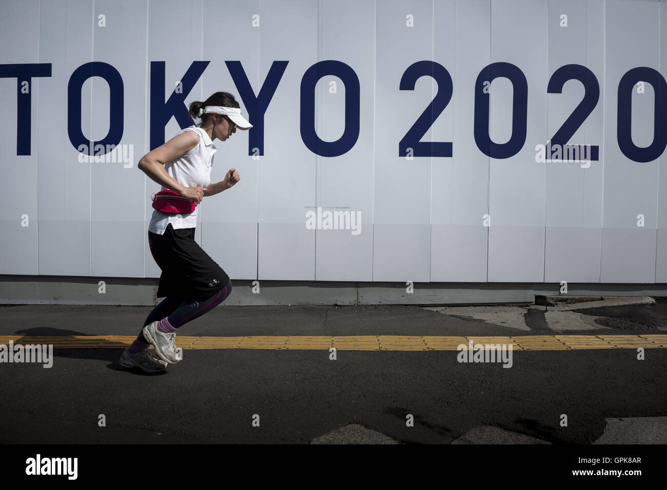 Tokyo, Tokyo, Japan. 4th Sep, 2016. Runner pass the official emblem banner of Tokyo Olympics 2020 in center of Tokyo City. © Alessandro Di Ciommo/ZUMA Wire/Alamy Live News Stock Photo