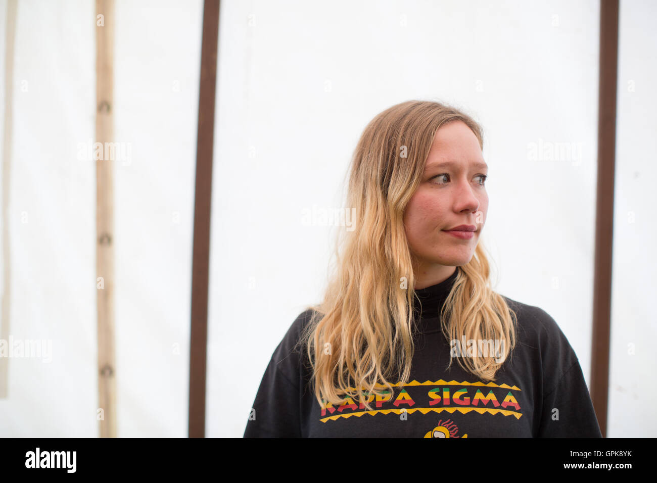 Larmer Tree Gardens, Dorset, UK. 3rd September, 2016. EXCLUSIVE: Julia Jacklin posing for photos backstage on day 3 of the 2016 End of the Road Festival in Larmer Tree Gardens in Dorset. Picture date: Saturday September 3, 2016. Photo credit: Roger Garfield/Alamy Live News Stock Photo
