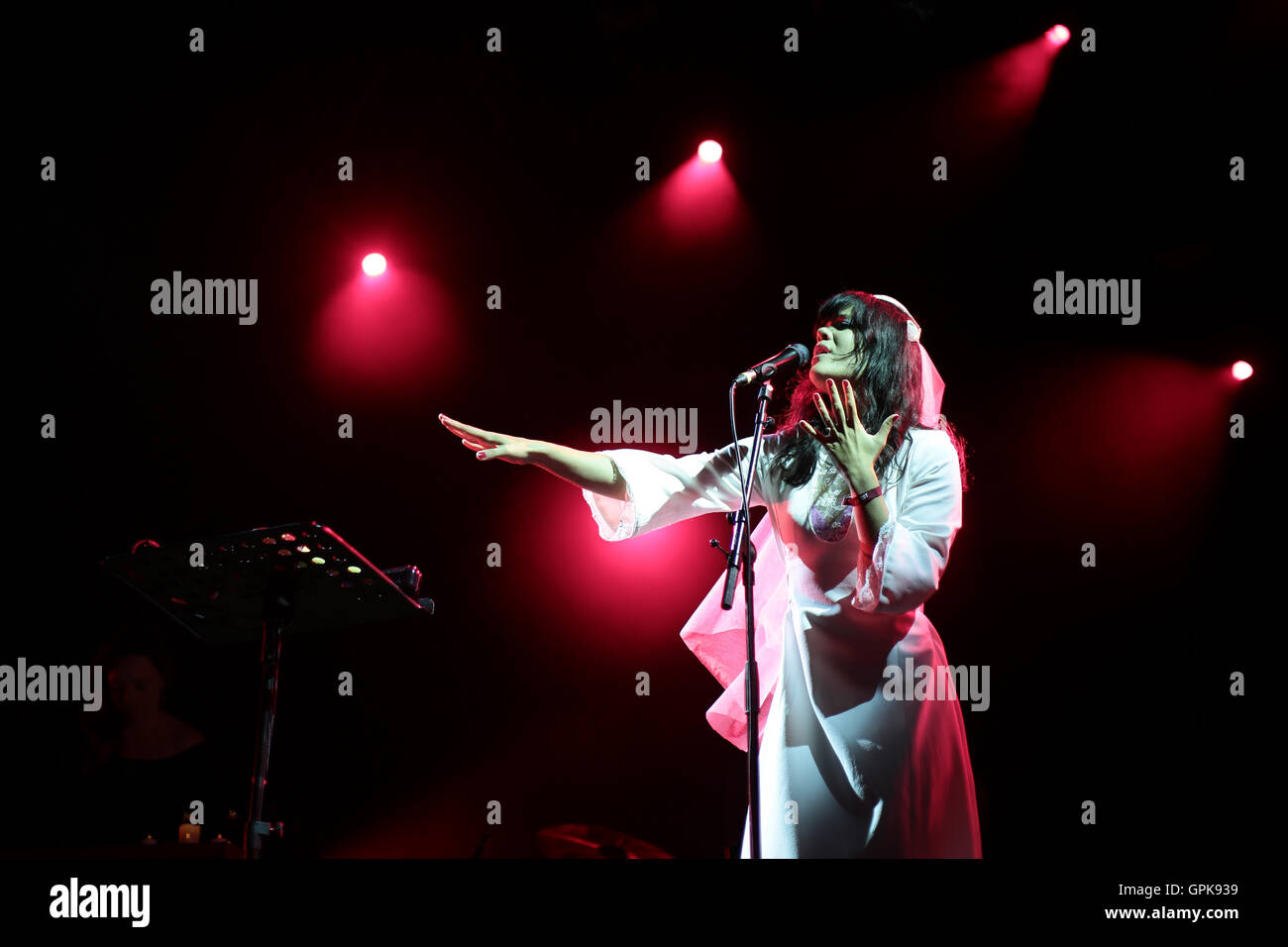 Larmer Tree Gardens, Dorset, UK. 3rd September, 2016. Bat for Lashes (real name Natasha Khan) performing on the Woods Stage on day 3 of the 2016 End of the Road Festival in Larmer Tree Gardens in Dorset. Picture date: Saturday September 3, 2016. Photo credit: Roger Garfield/Alamy Live News Stock Photo