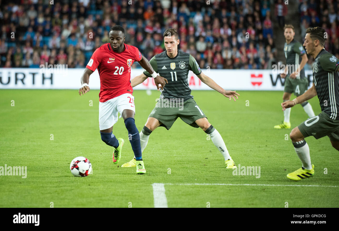 Norway, Oslo, September 4th 2016. Adama Diomande (20) of Norway is up against Germany’s Julian Draxler (11) during the World Cup Qualifier between Norway and Germany at Ullevaal Stadion. Credit:  Jan-Erik Eriksen/Alamy Live News Stock Photo