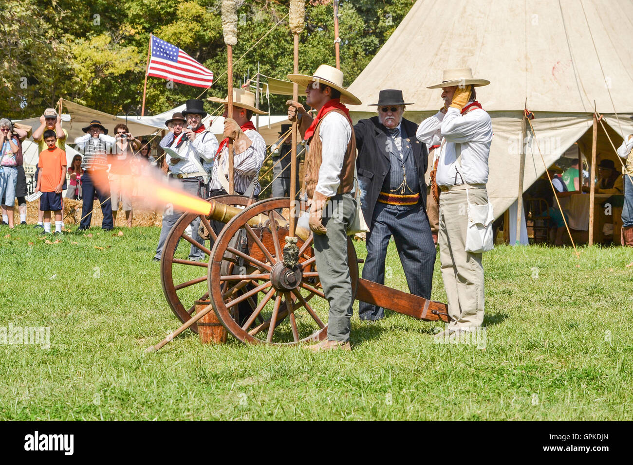 Sacramento, California, USA. 4 September 2016. Firing a canon at Gold Rush Days in Old Sacramento. The festival runs through labor day every year and features displays, performers and activities related to the Gold Rush in California Credit:  AlessandraRC/Alamy Live News Stock Photo
