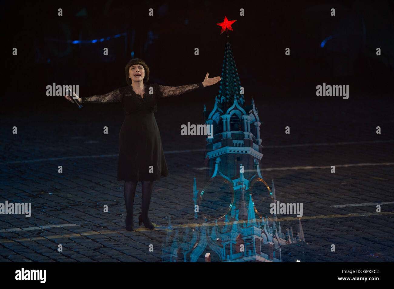 Moscow, Russia. 4th Sep, 2016. French singer Mireille Mathieu performs during the Spasskaya tower Military music festival held in Moscow, capital of Russia, Sept. 4, 2016. The festival closed on Sunday. © Bai Xueqi/Xinhua/Alamy Live News Stock Photo