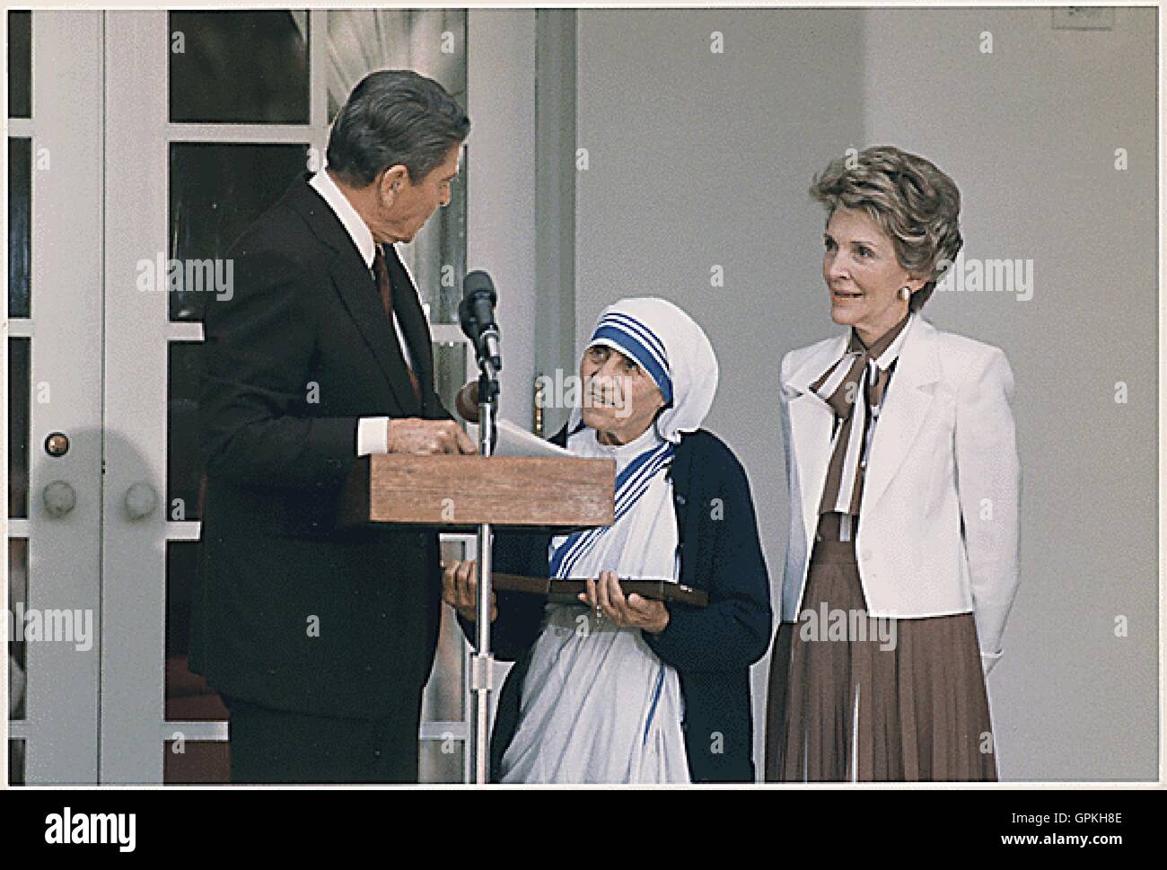 U.S. President Ronald Reagan and First Lady Nancy Reagan present Mother Teresa with the Medal of Freedom at a White House Ceremony on June 20, 1985. Credit: White House via CNP - NO WIRE SERVICE - Stock Photo