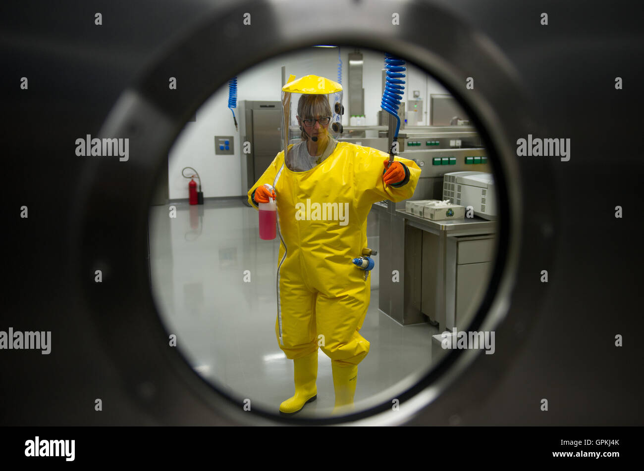 Riems, Germany. 5th Sep, 2016. Veterinarian with the Friedrich-Loeffler-Institute, Anne Balkema-Buschmann, at work in the security level L4 research shed in the island of Riems, Germany, 5 September 2016. The new high-security laboratories of the institute for animal health are ready to begin research. Photo: Stefan Sauer/dpa/Alamy Live News Stock Photo