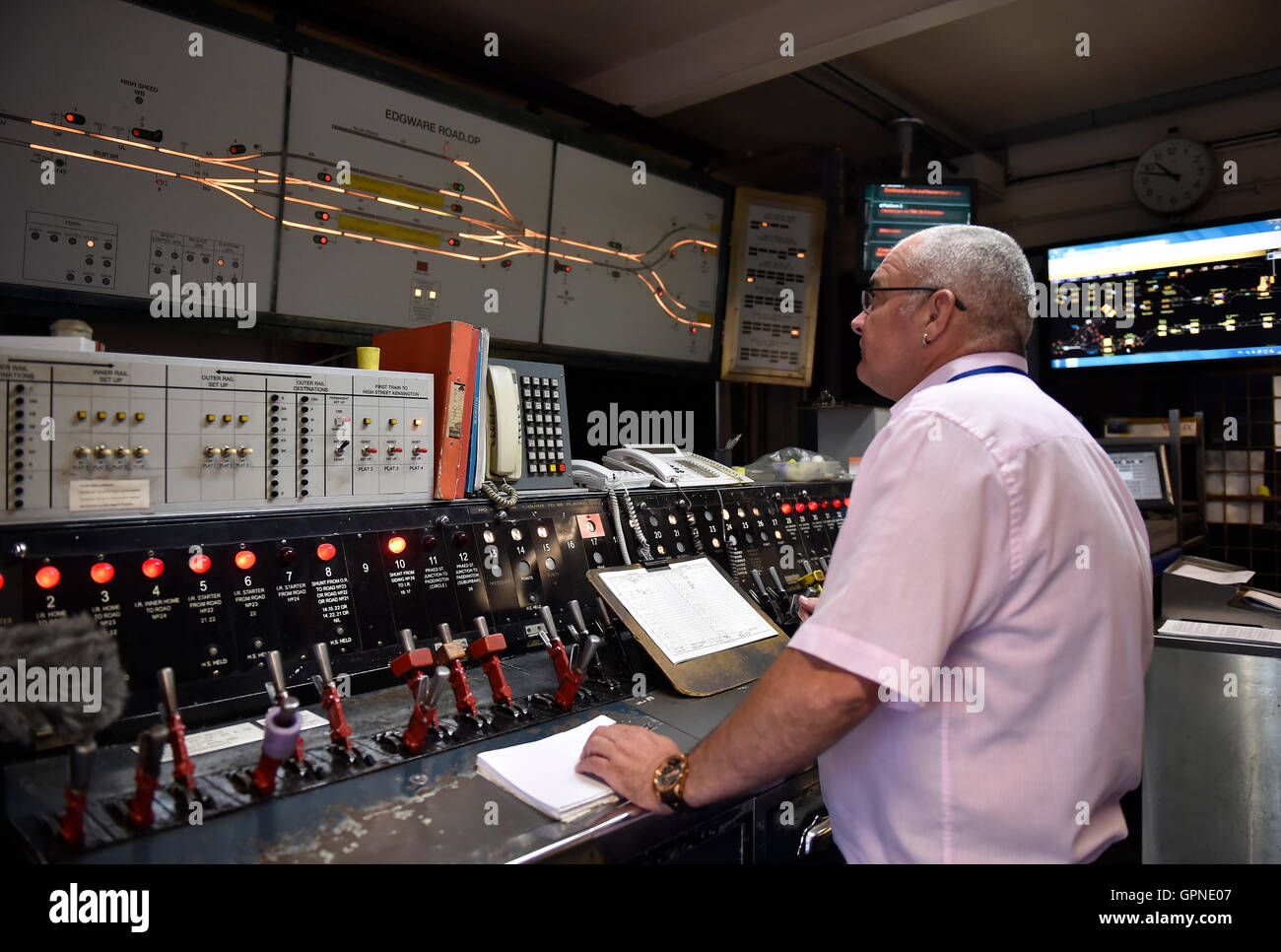 Service Competence Assurance Controller, Jim Carter works in the Circle and Hammersmith & City line signal cabin at Edgware Road Undeground Station in London. Stock Photo