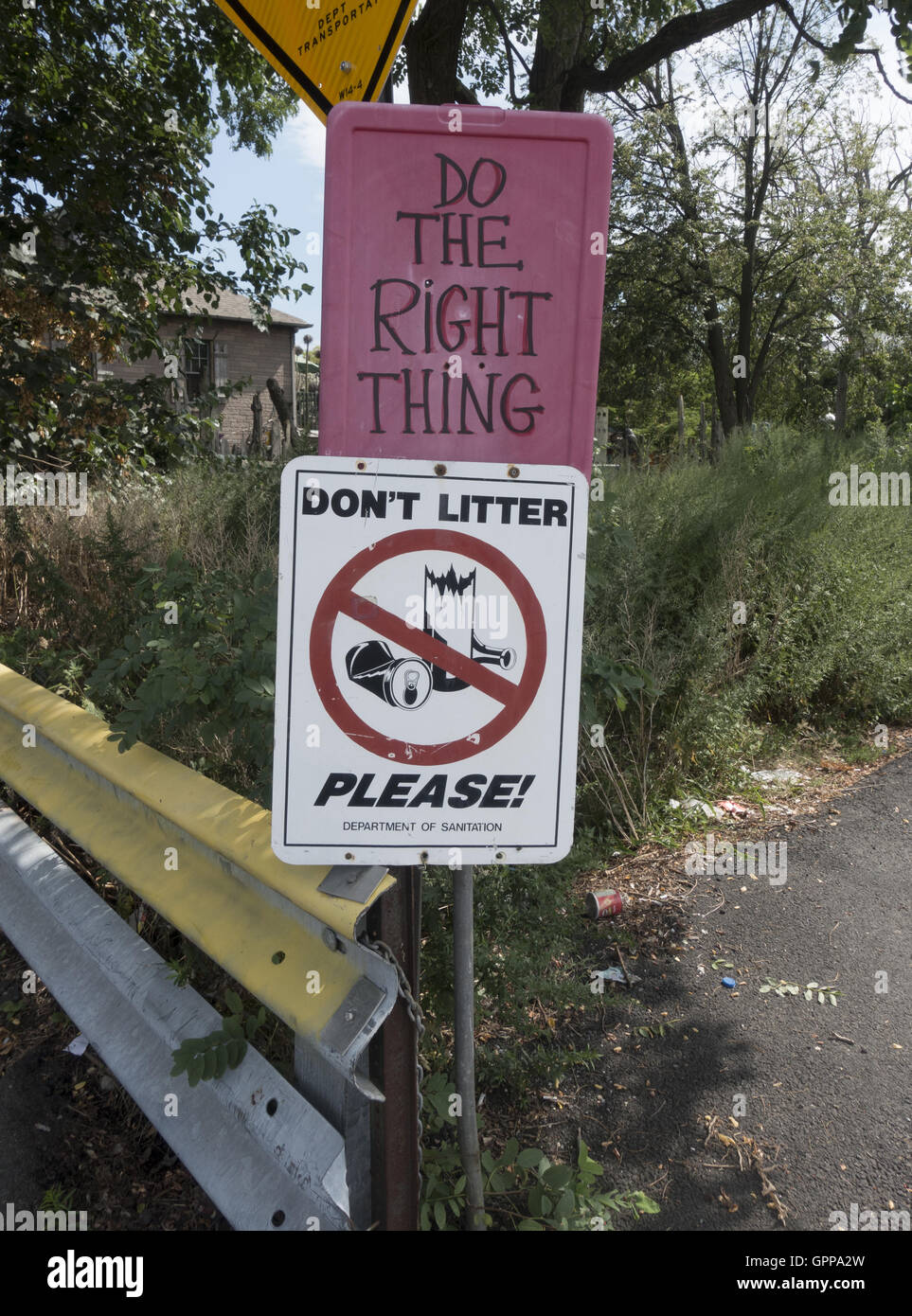 Don't litter sign on a dead end street in Staten Island, New York. Stock Photo