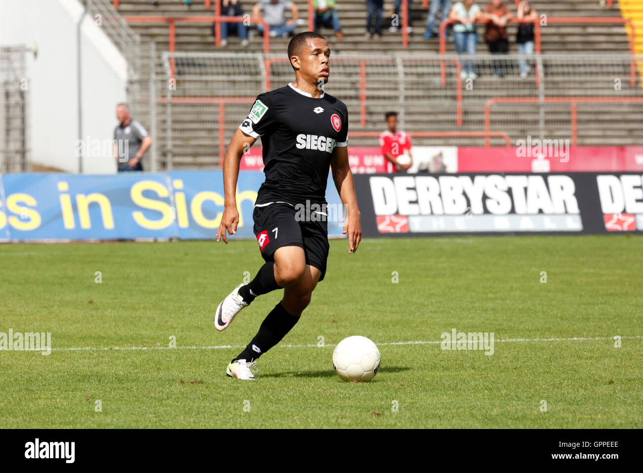 sports, football, Regional League West, 2016/2017, Rot Weiss Oberhausen versus Sportfreunde Siegen 7:1, Stadium Niederrhein in Oberhausen, scene of the match, Manuel Konate Lueken (Siegen) in ball possession Stock Photo