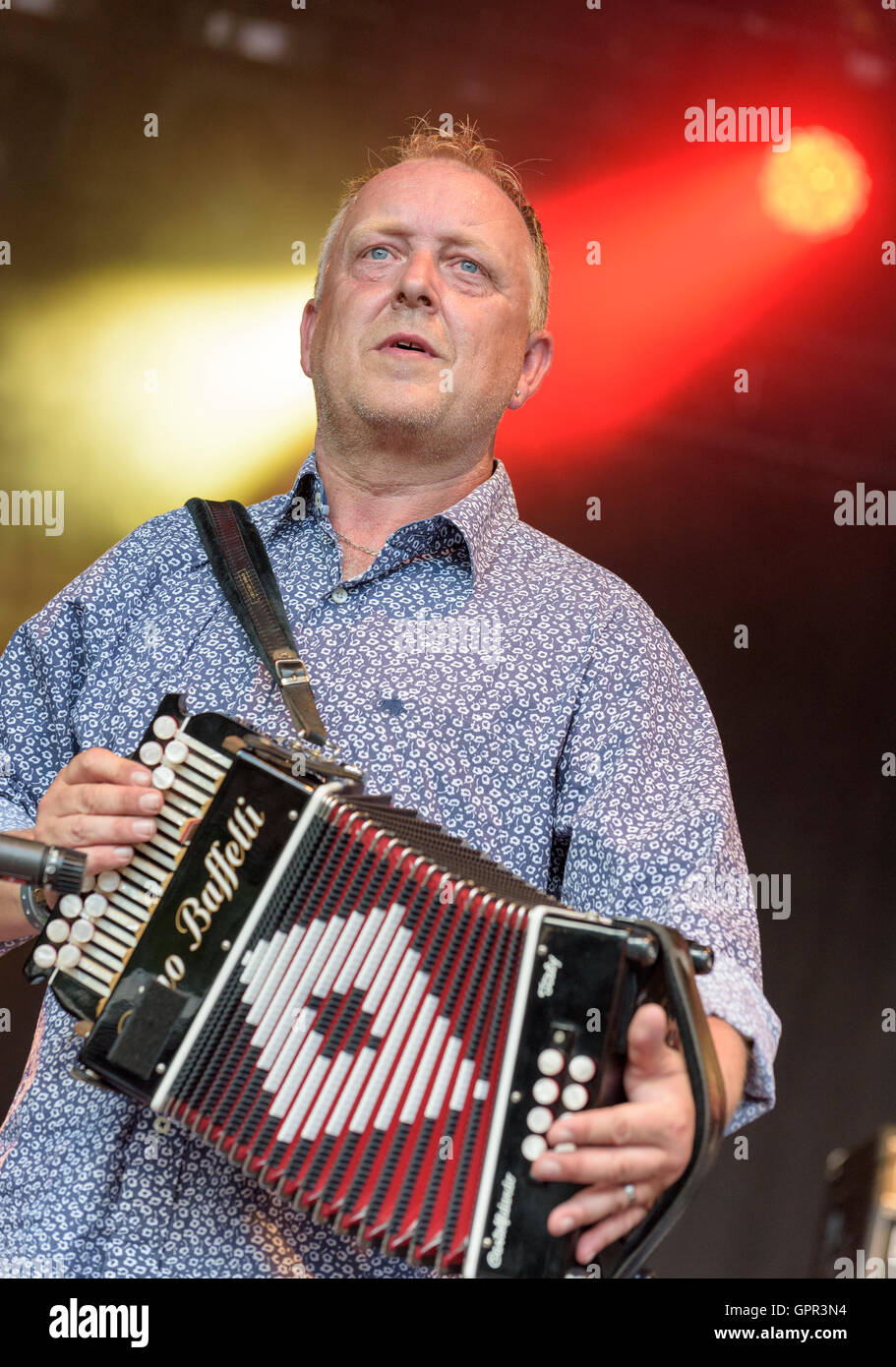 Simon Care performing with Edward II at the Larmer Tree Festival, Wiltshire, England, UK. July 17, 2016 Stock Photo