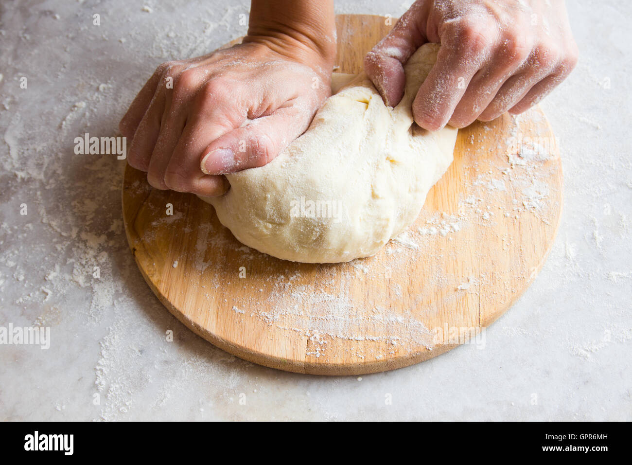 Время замеса теста. Месить тесто. Замес теста руками. Замешиваем тесто для пиццы. Руки тесто.