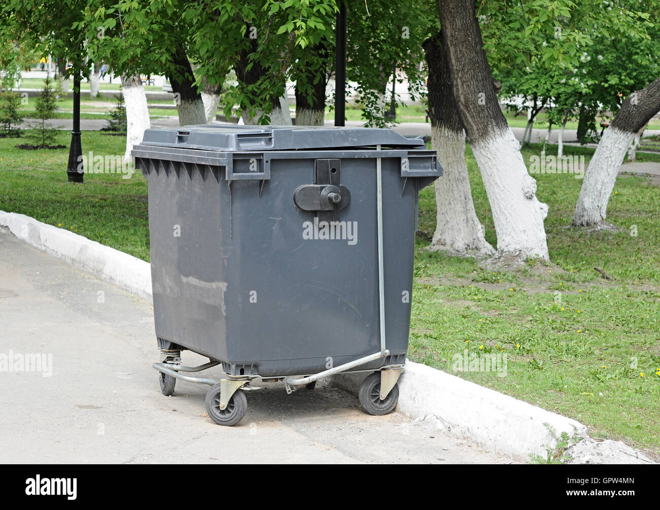 https://c8.alamy.com/comp/GPW4MN/garbage-can-on-the-side-of-the-road-GPW4MN.jpg