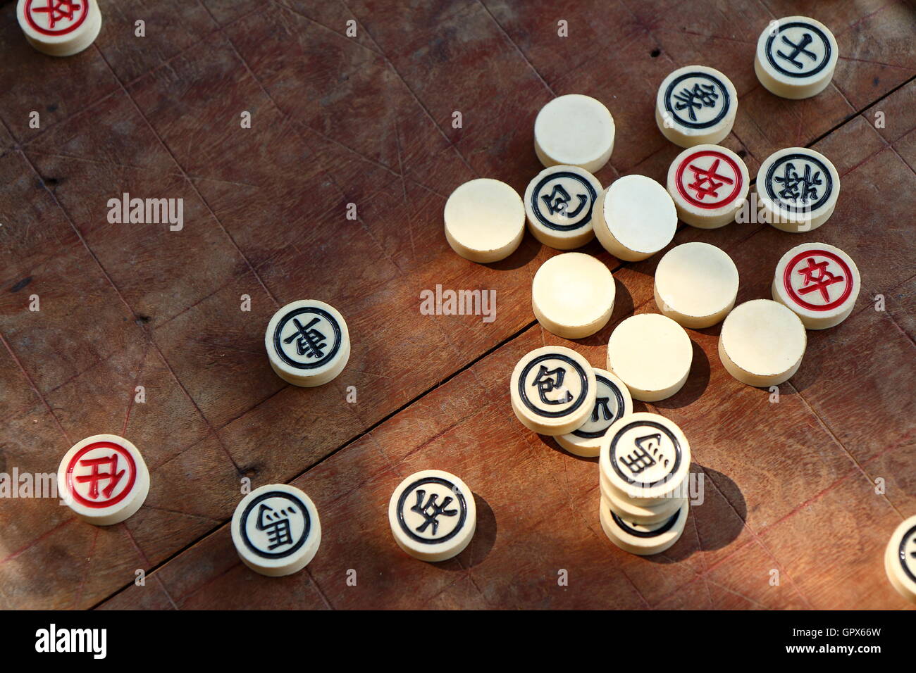 Xiangqi. Jogo Tradicional Chinês. Xadrez Chinês. Jogo De Tabuleiro. Foto  Royalty Free, Gravuras, Imagens e Banco de fotografias. Image 144320859