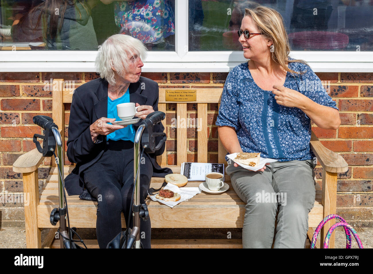 Village green england women hi-res stock photography and images - Alamy