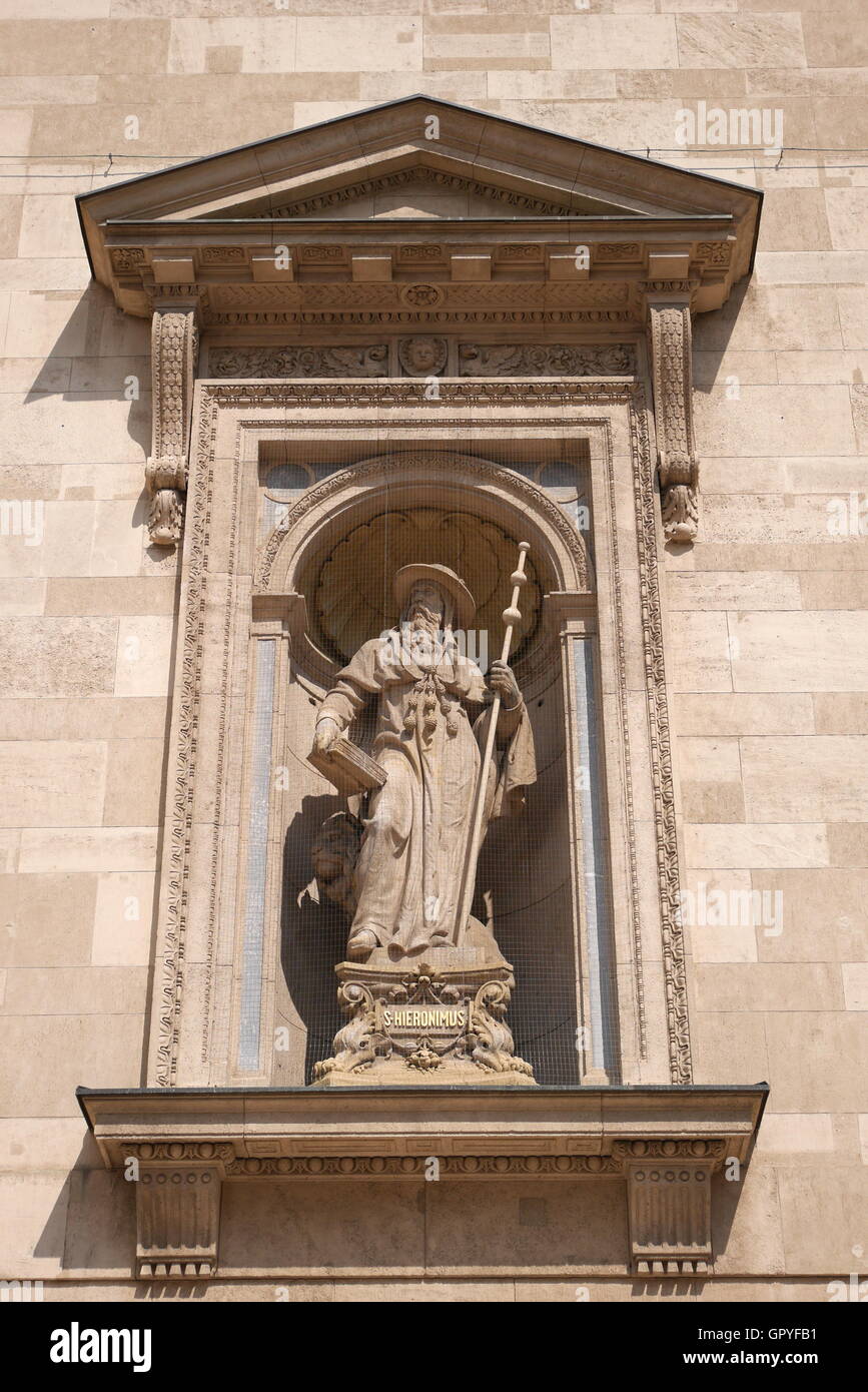 Statue In Niche Stock Photos & Statue In Niche Stock Images Alamy