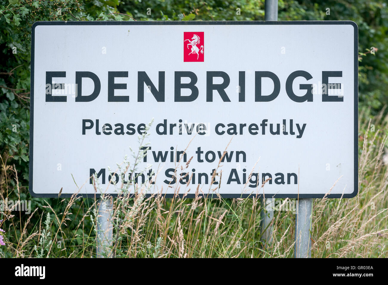 Sign welcoming visitors to the town of Edenbridge in Kent Stock Photo