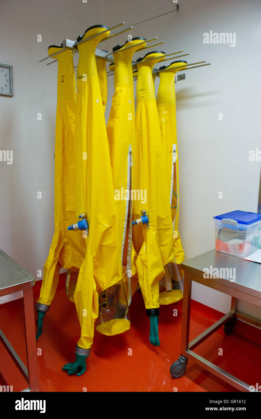 Riems, Germany. 5th Sep, 2016. Protective suits hanging up in a room the antechamber of the personnel air lock in the security level L4 research shed in the island of Riems, Germany, 5 September 2016. The new high-security laboratories of the institute for animal health are ready to begin research. Photo: Stefan Sauer/dpa/Alamy Live News Stock Photo
