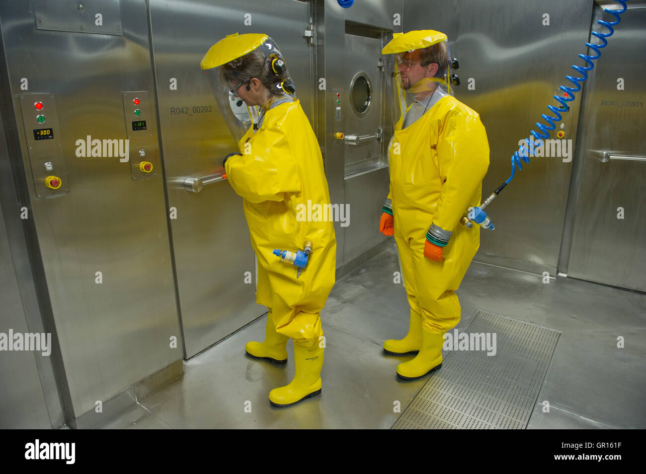 Riems, Germany. 5th Sep, 2016. Veterinarian with the Friedrich-Loeffler-Institute, Anne Balkema-Buschmann, and animal keeper Matthias Jahn (l-r) passing through the personnel air lock into the security level L4 research shed in the island of Riems, Germany, 5 September 2016. The new high-security laboratories of the institute for animal health are ready to begin research. Photo: Stefan Sauer/dpa/Alamy Live News Stock Photo