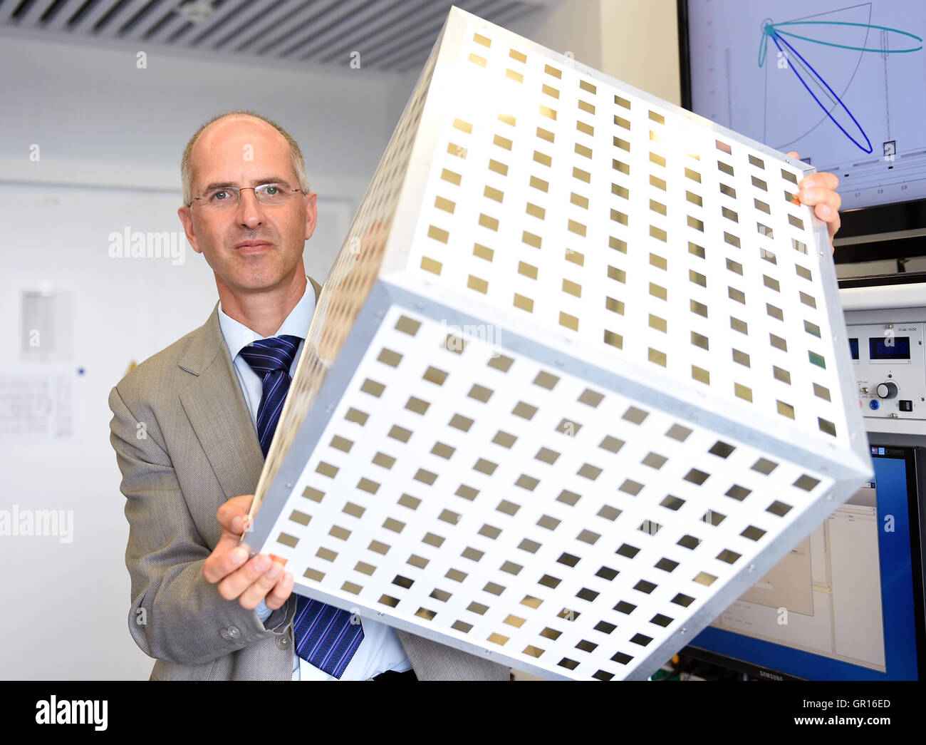 Berlin, Germany. 5th Sep, 2016. Thomas Haustein, a researcher at the Fraunhofer Heinrich-Hertz-Institut, holds up the '5G-Radio-Massive MIMO' antenna technology, with regard to research on the 5G mobile communication standard, at the Fraunhofer Heinrich-Hertz-Institut in Berlin, Germany, 5 September 2016. Berlin is to be the location for the development of the 5G network. PHOTO: BRITTA PEDERSEN/DPA/Alamy Live News Stock Photo