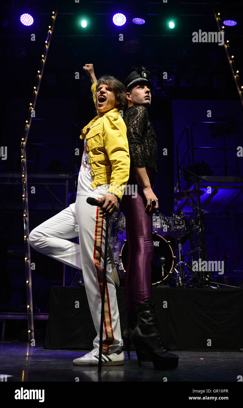 Freddie mercury pose hi-res stock photography and images - Alamy