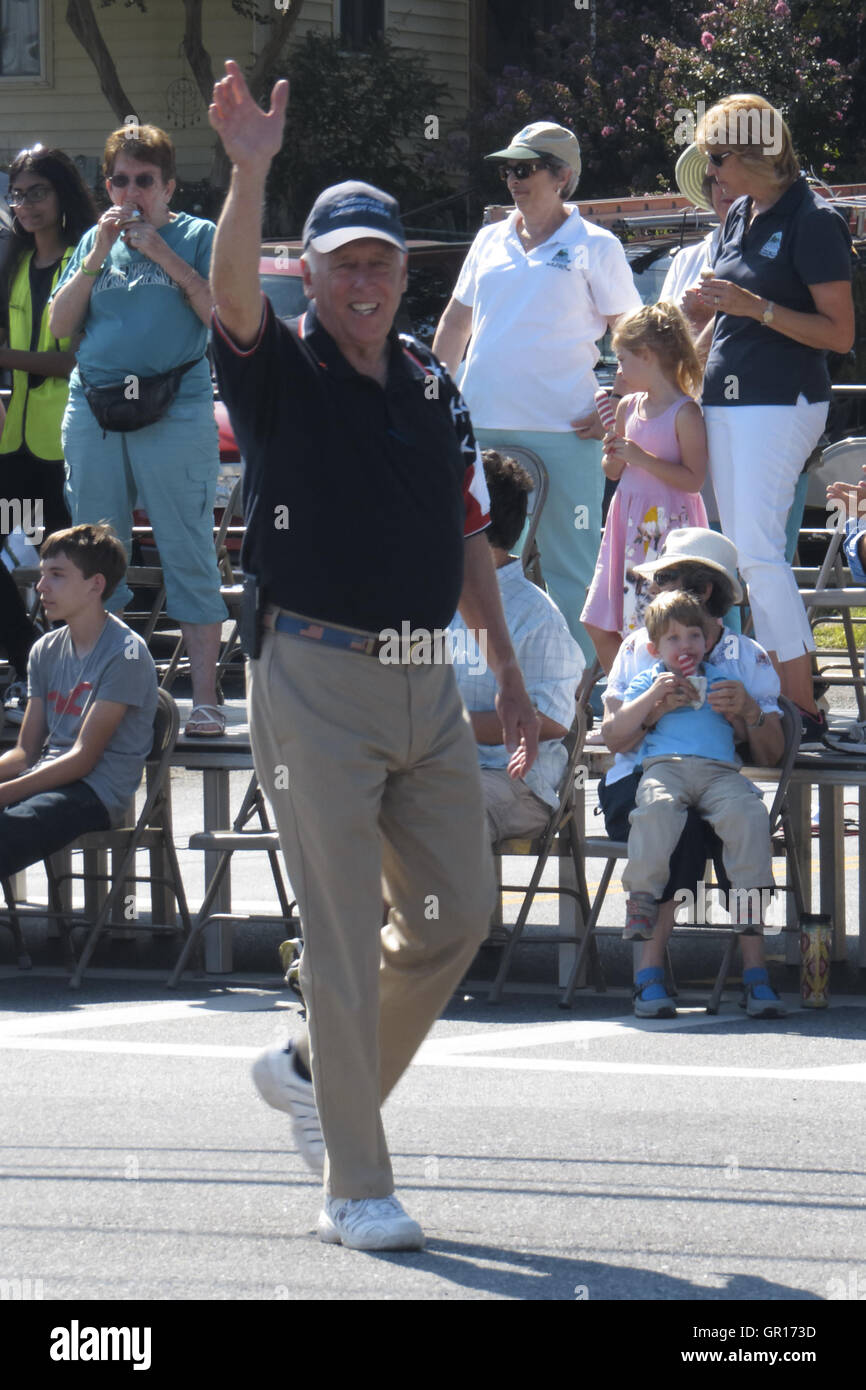 Greenbelt, Maryland, USA. 5th Sep, 2016. Steny Hoyer, United States Representative for Maryland's 5th congressional district, seen waving to the crowd at the end of the 61st Annual Greenbelt Labor Day Parade route on Crescent Road in Greenbelt, MD. Credit:  Evan Golub/ZUMA Wire/Alamy Live News Stock Photo