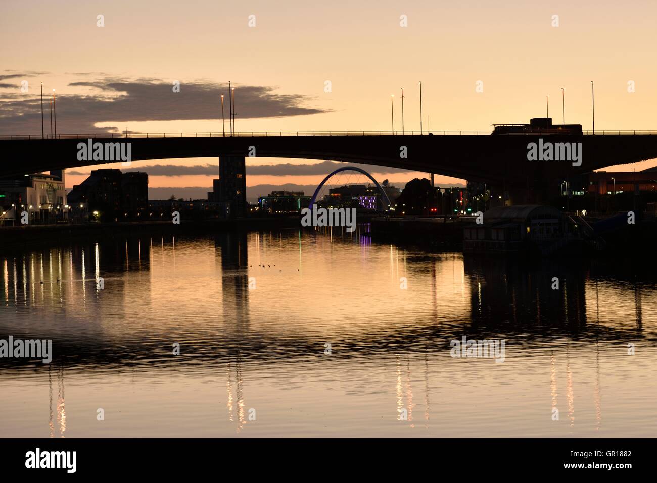 Glasgow, Scotland, UK. 5th September, 2016. UK weather. Sun sets over the River Clyde with the Kingston Bridge in the foreground and Squinty Bridge in the distance. Credit:  Tony Clerkson/Alamy Live News Stock Photo