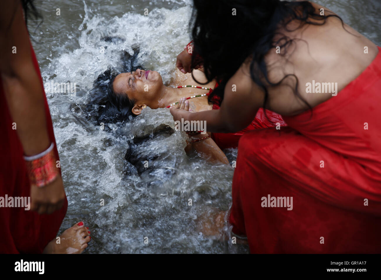 Kathmandu, Nepal. 6th Sep, 2016. A Nepalese Hindu woman dips in the Bagmati River inside Pashupathinath Temple premise, a UNESCO World Heritage Site in Kathmandu, Nepal on Tuesday, September 6, 16. Rishi Panchami is observed to mark the end of three-day Teej festival when women worship Sapta Rishi (Seven Saints) on the last day to wash off one's impurity for the whole year. Credit:  Skanda Gautam/ZUMA Wire/Alamy Live News Stock Photo