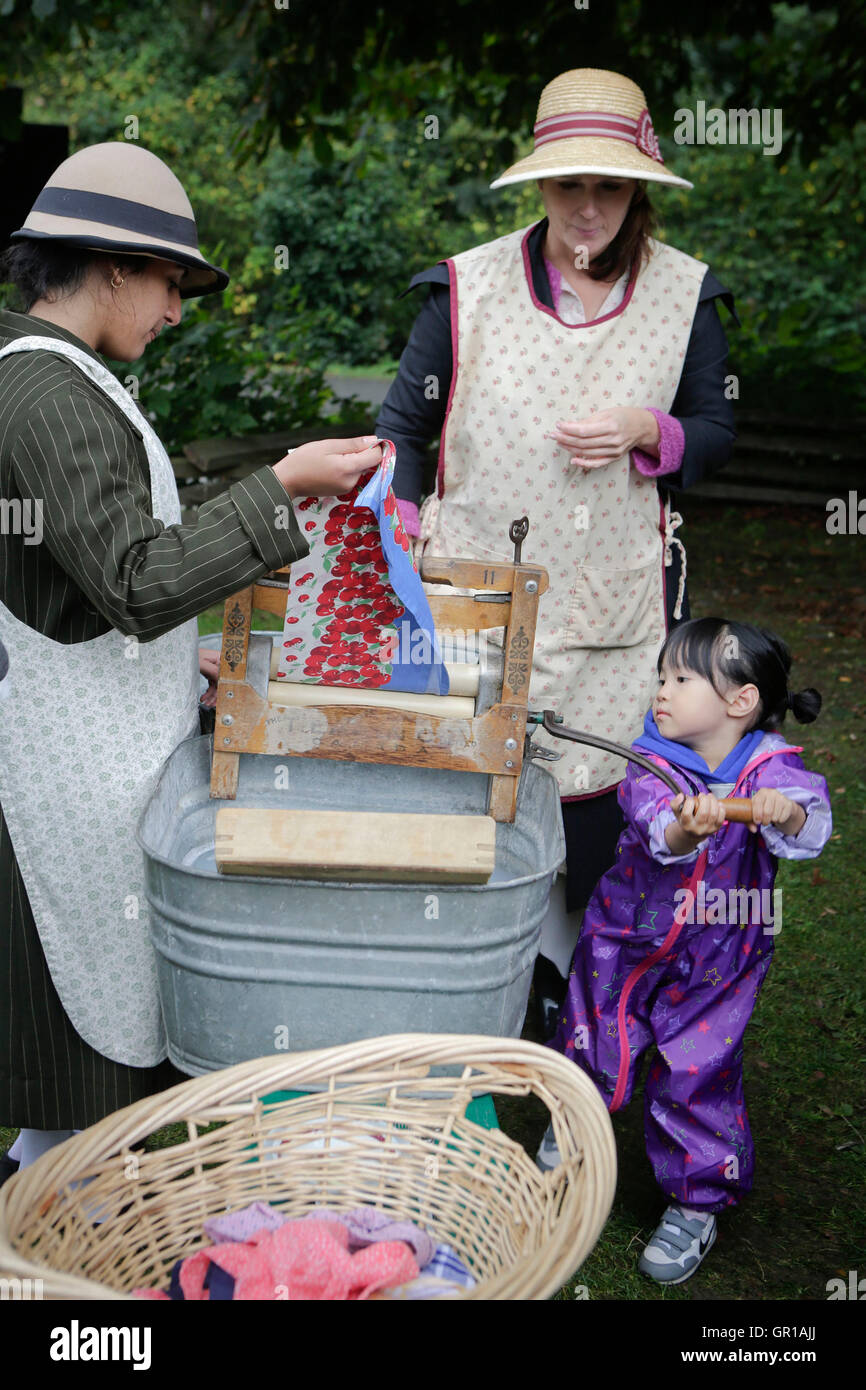 Burnaby, Canada. 5th Sep, 2016. A little girl takes a try to the old
