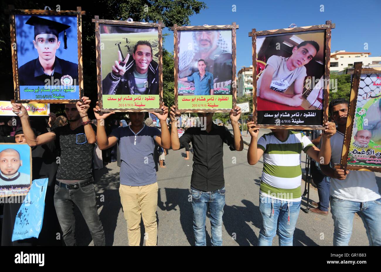 Gaza City, Gaza Strip, Palestinian Territory. 6th Sep, 2016. Palestinians hold pictures of their missing relatives during a protest, in front of the headquarters Council of Ministers in Gaza city, on September 6, 2016. Gazans are missing after one of the deadliest migrant shipwrecks on record, a boat, with 500 people on board, was intentionally capsized by traffickers as it made its way from Egypt to Italy Credit:  Mohammed Asad/APA Images/ZUMA Wire/Alamy Live News Stock Photo