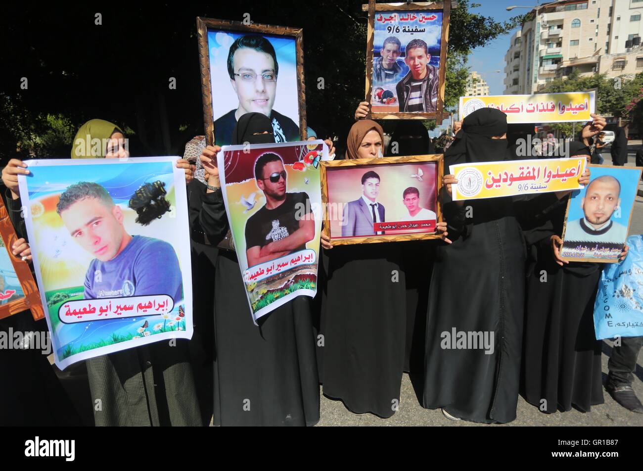 Gaza City, Gaza Strip, Palestinian Territory. 6th Sep, 2016. Palestinians hold pictures of their missing relatives during a protest, in front of the headquarters Council of Ministers in Gaza city, on September 6, 2016. Gazans are missing after one of the deadliest migrant shipwrecks on record, a boat, with 500 people on board, was intentionally capsized by traffickers as it made its way from Egypt to Italy Credit:  Mohammed Asad/APA Images/ZUMA Wire/Alamy Live News Stock Photo