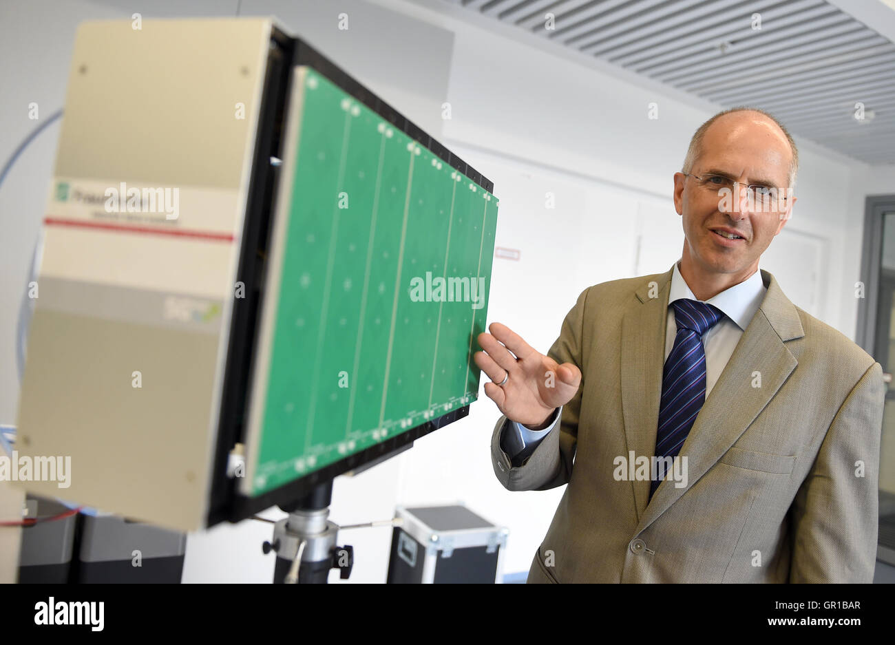 Berlin, Germany. 5th Sep, 2016. Thomas Haustein, a researcher at the Fraunhofer Heinrich-Hertz-Institut, presents the '5G Radio Massive MIMO' antenna technology while explaining research work on the 5G mobile communication standard, at the Fraunhofer Heinrich-Hertz-Institut in Berlin, Germany, 5 September 2016. Berlin is to be the location for the development of the 5G network. PHOTO: BRITTA PEDERSEN/DPA/Alamy Live News Stock Photo