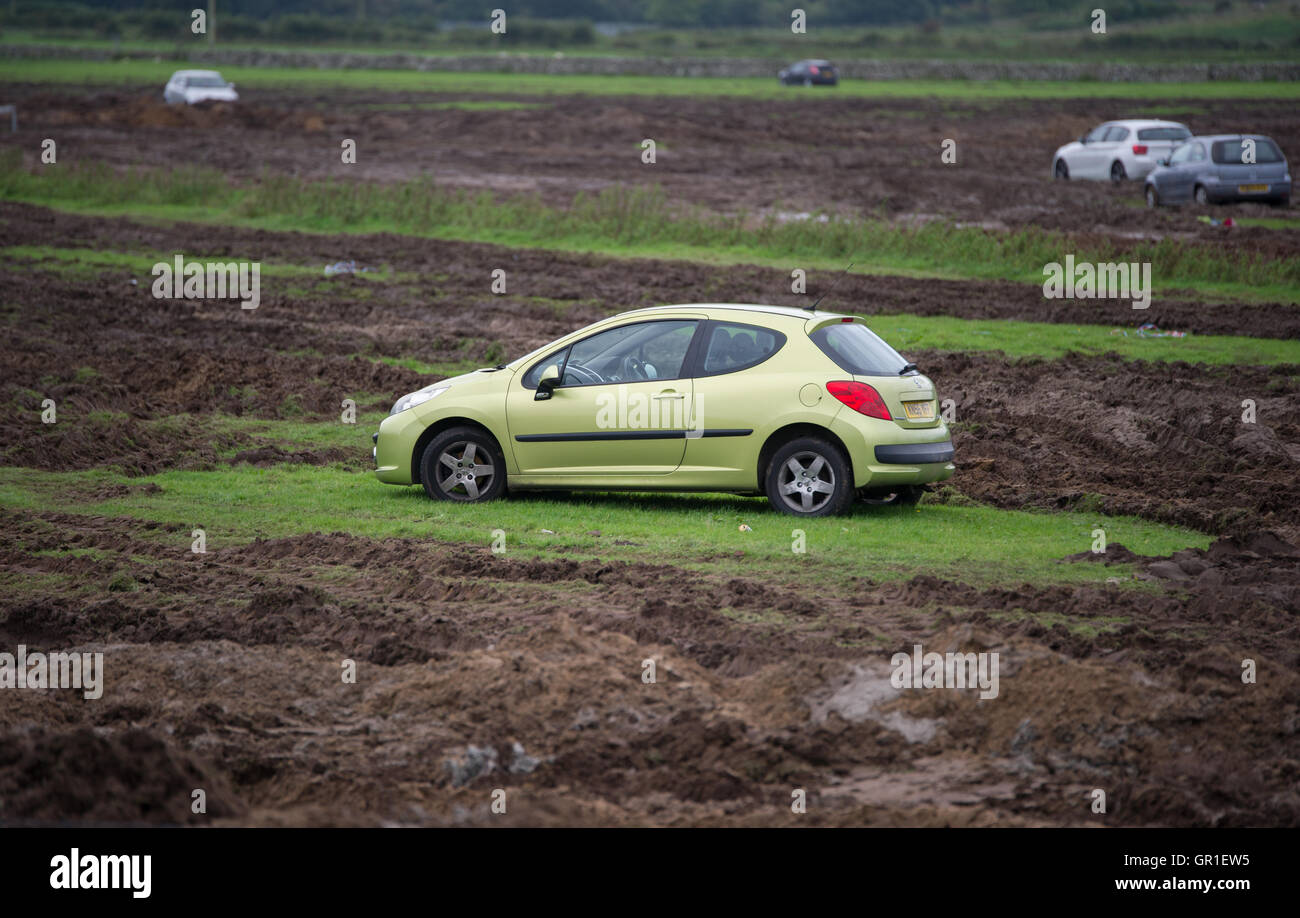Portmeirion, UK. 6th September, 2016. Car stuck in the middle on the mud at Festival No 6 Portmeirion. Credit:  Daniel Wyre/Alamy Live News Stock Photo