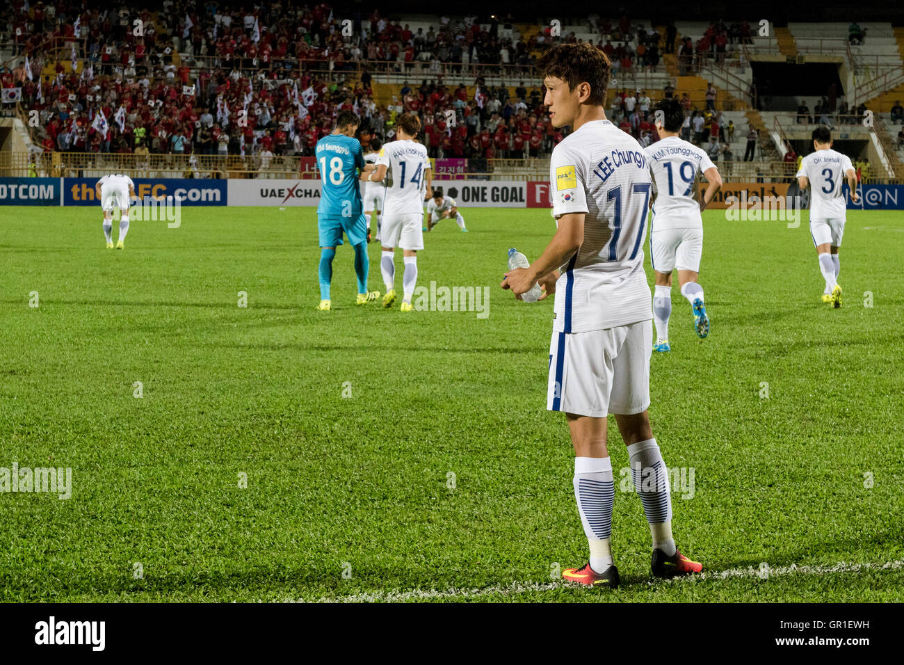 Seremban, Malaysia. 6th September, 2016. Lee Chung Yong of South Korea (C) entering to playground during the 2018 FIFA World Cup qualifying football match between South Korea and Syria at Tuanku Abdul Rahman Stadium in Seremban on September 6, 2016. Credit:  Chris JUNG/Alamy Live News Stock Photo