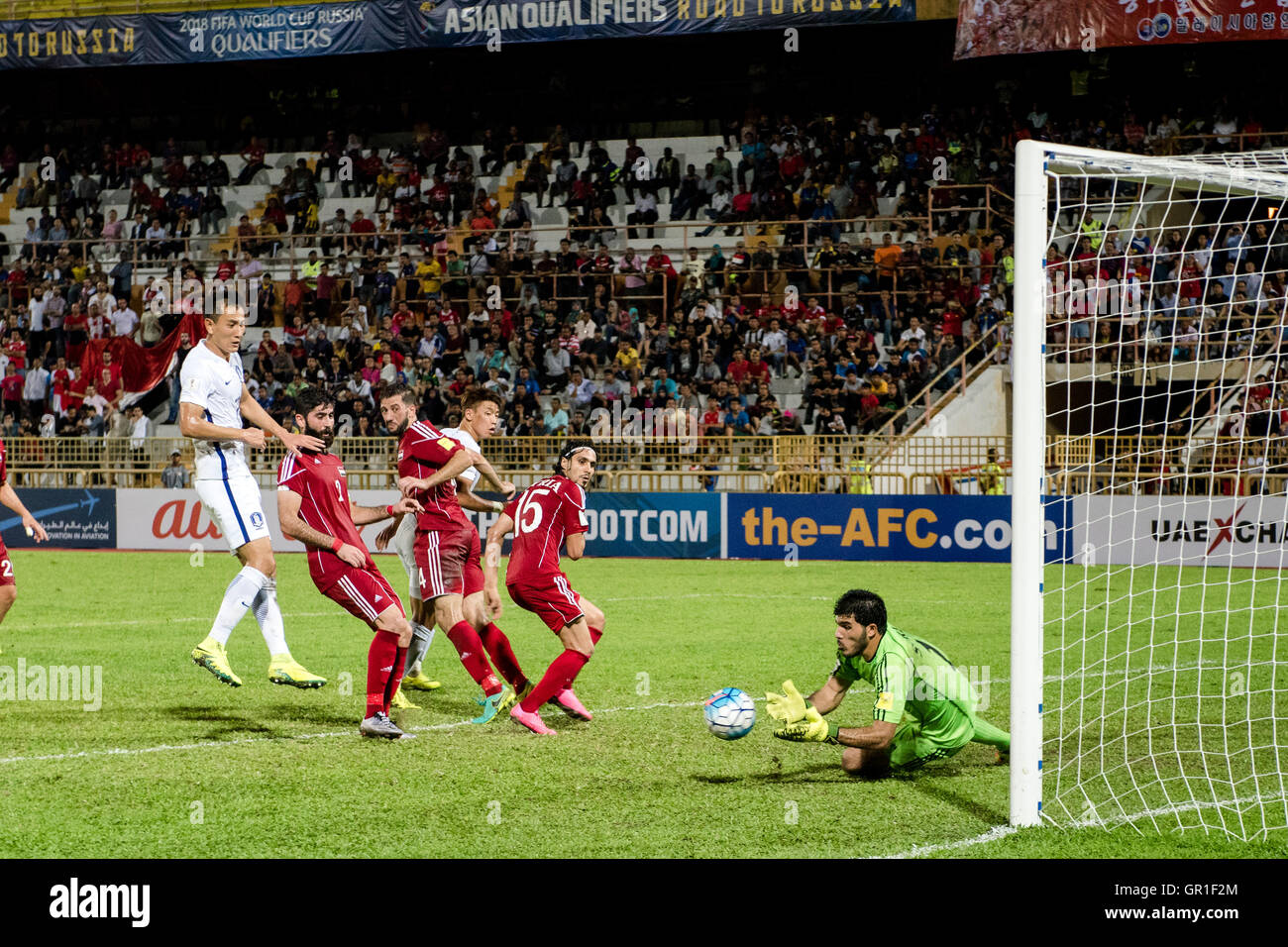 Seremban, Malaysia. 6th September, 2016. Ji Dong Won (L) South Korea heads for the ball with during the 2018 FIFA  World Cup qualifying football match between South Korea and Syria at Tuanku Abdul Rahman Stadium in Seremban on September 6, 2016 Credit:  Chris JUNG/Alamy Live News Stock Photo