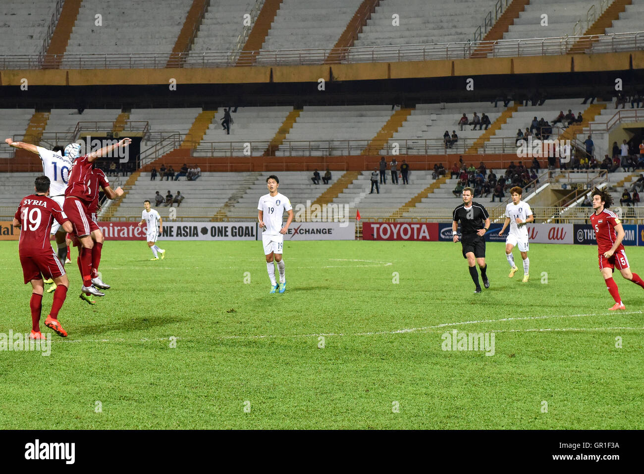 Seremban, Malaysia. 6th September, 2016. Ji Dong Won,10 of South Korea (L) heads the ball against Syrian players during the 2018 FIFA World Cup qualifying football match between South Korea - Syria at Tuanku Abdul Rahman Stadium in Seremban on September 6, 2016 Credit:  Chris JUNG/Alamy Live News Stock Photo
