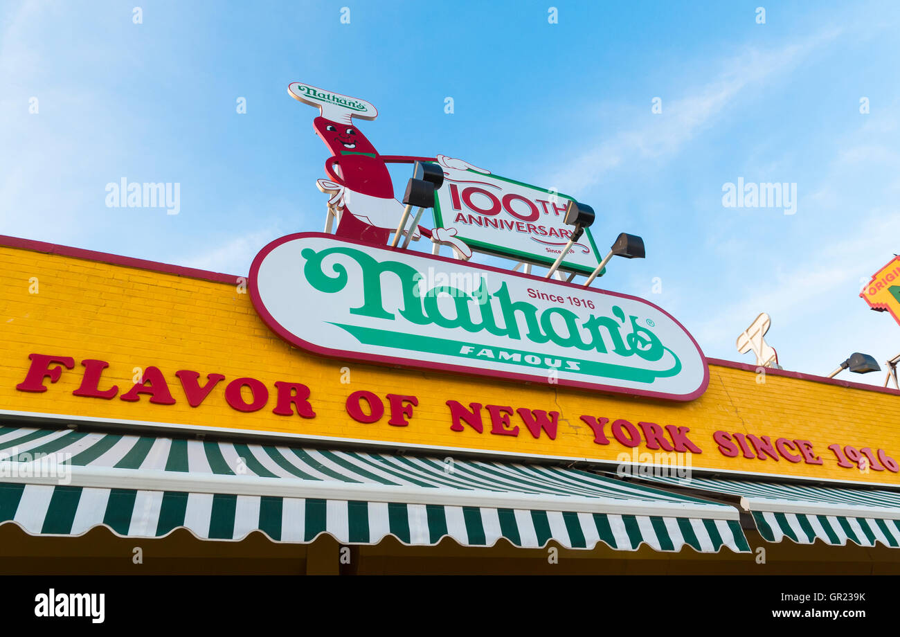 Famous hot dog restaurant hi-res stock photography and images - Alamy