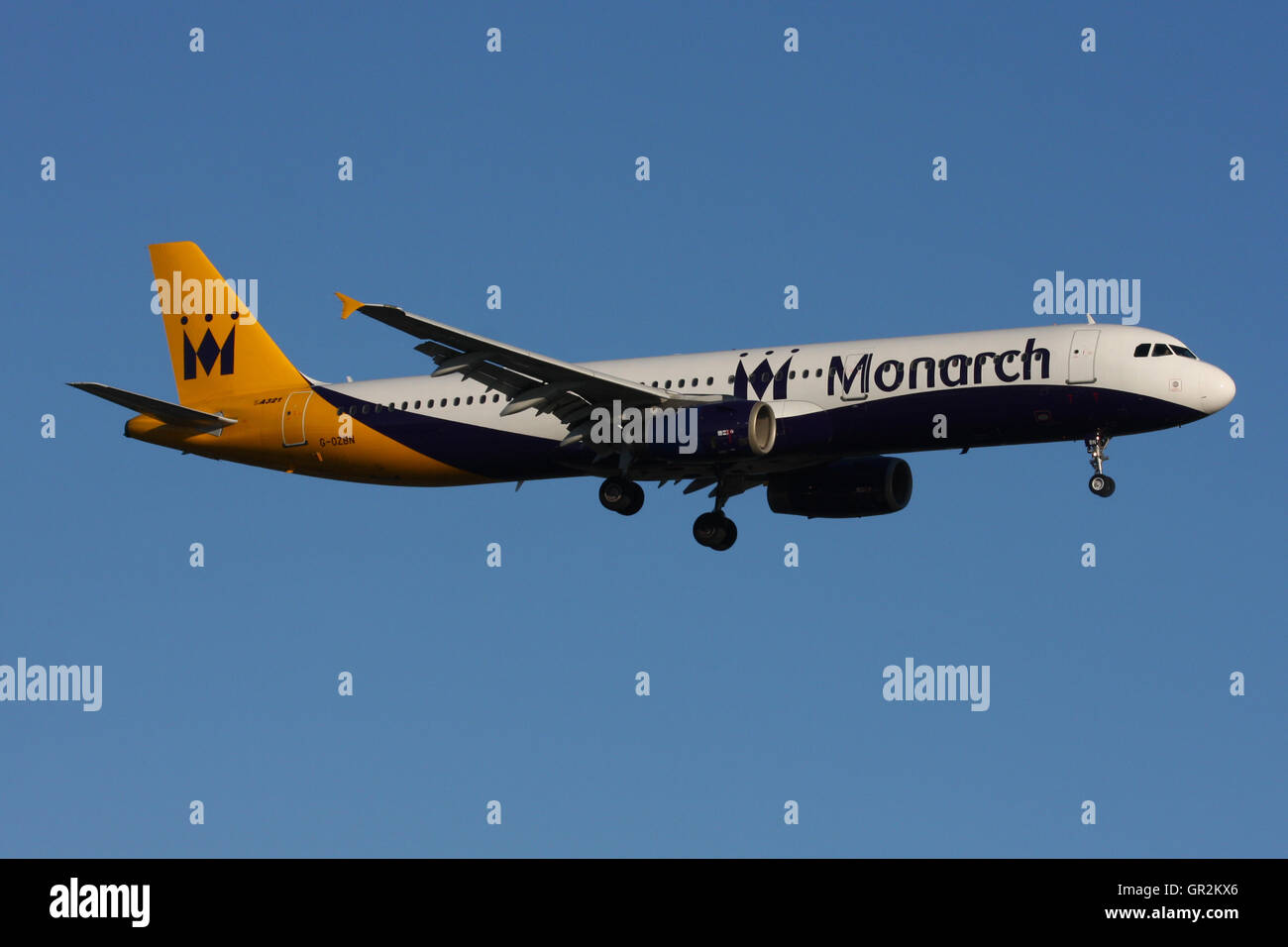 モナーク航空A IR B U S Ａ321 Monarch airlines airbus a321 hi-res stock photography and