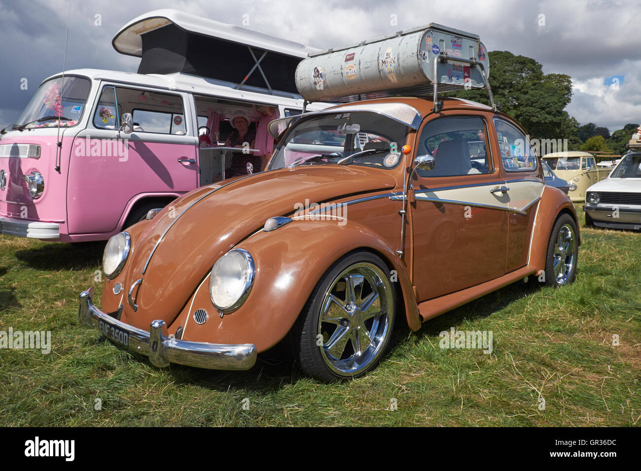 A lowered VW Beetle with roof rack and luggage at the Viva Skeg Vegas Classic  VW Show, Revesby Park, Lincolnshire, UK Stock Photo - Alamy