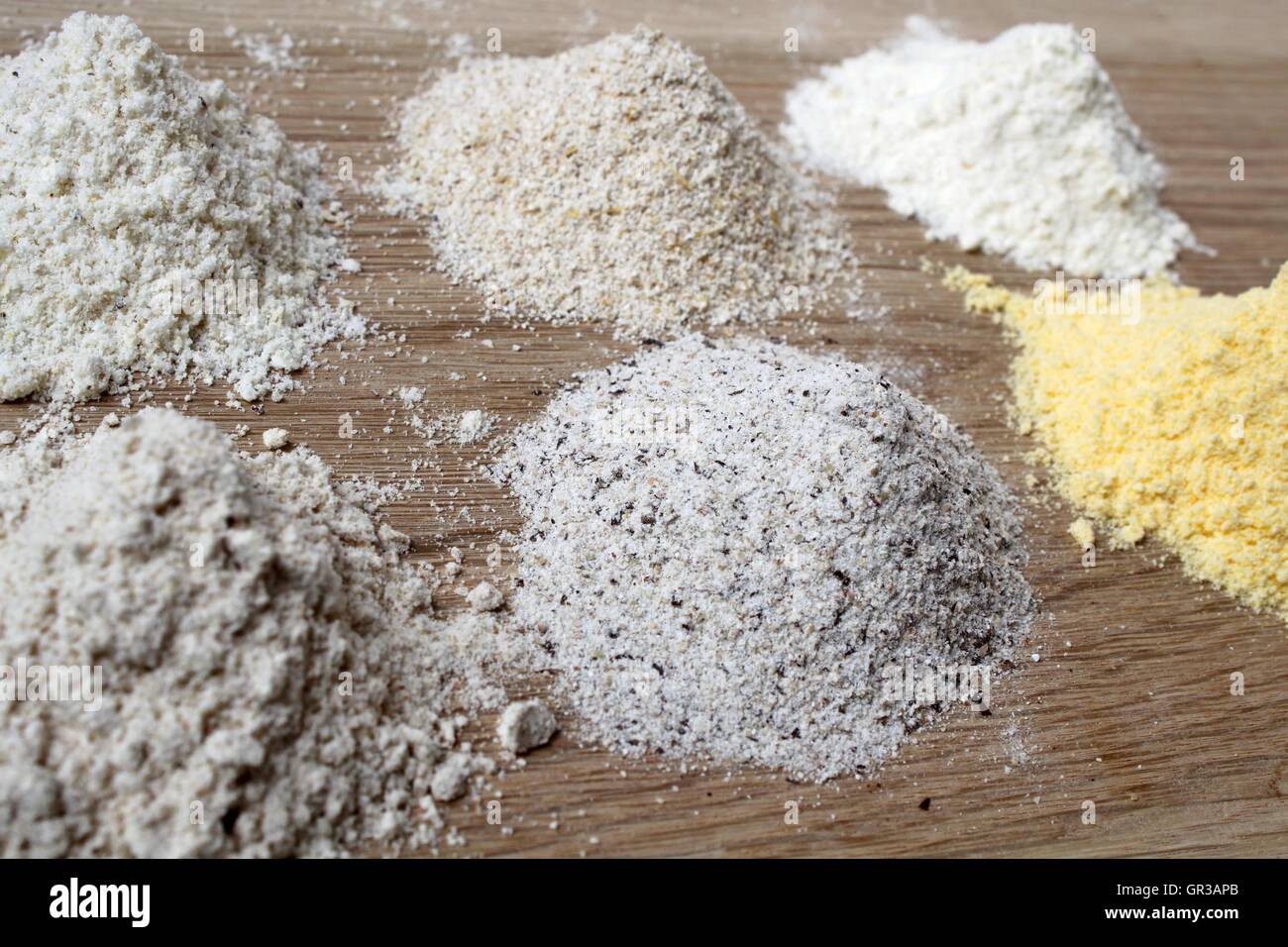 Продукты переработки зерна. Разные каши. Сыпучие ингредиенты. Просеивать какао через сито. Мука сырье.