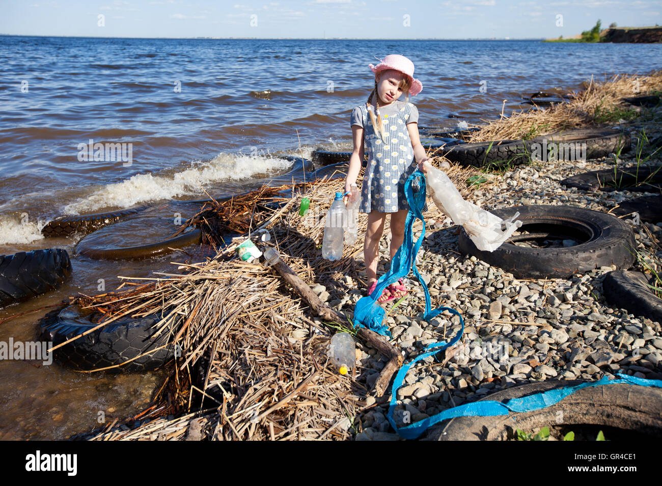 Люди собирают рыбу. Какую рыбу ловят в находке. Загрязнение воды. Рыбалка с бакланами в японии. Прорыв дамбы северного водохранилища в ростове на дону.
