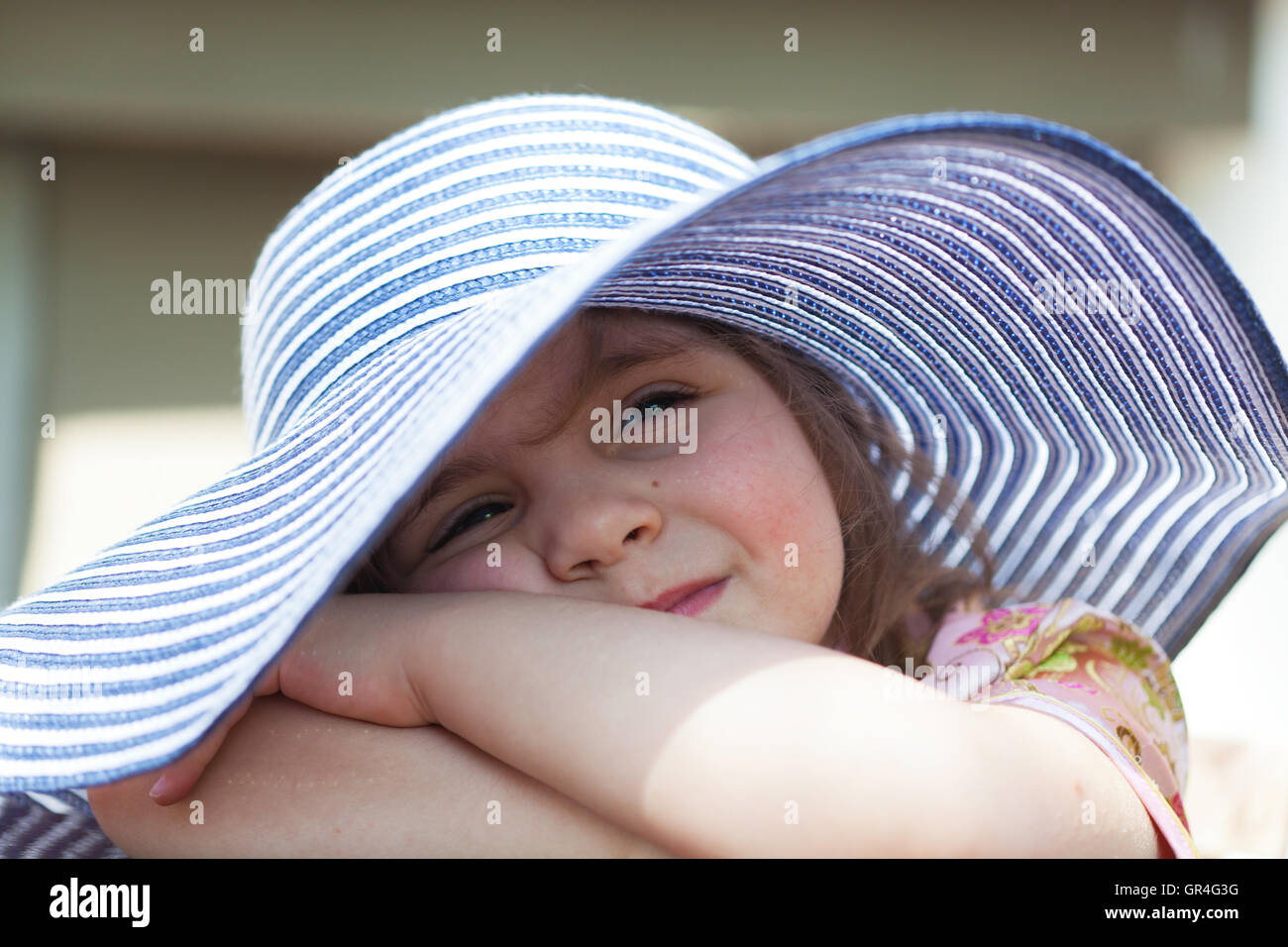 Child in a big hat hi-res stock photography and images - Alamy