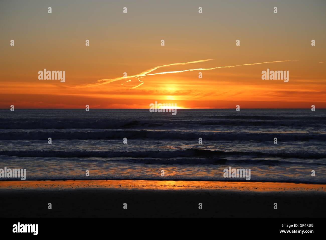 Waves crash on beach sunset hi-res stock photography and images - Alamy
