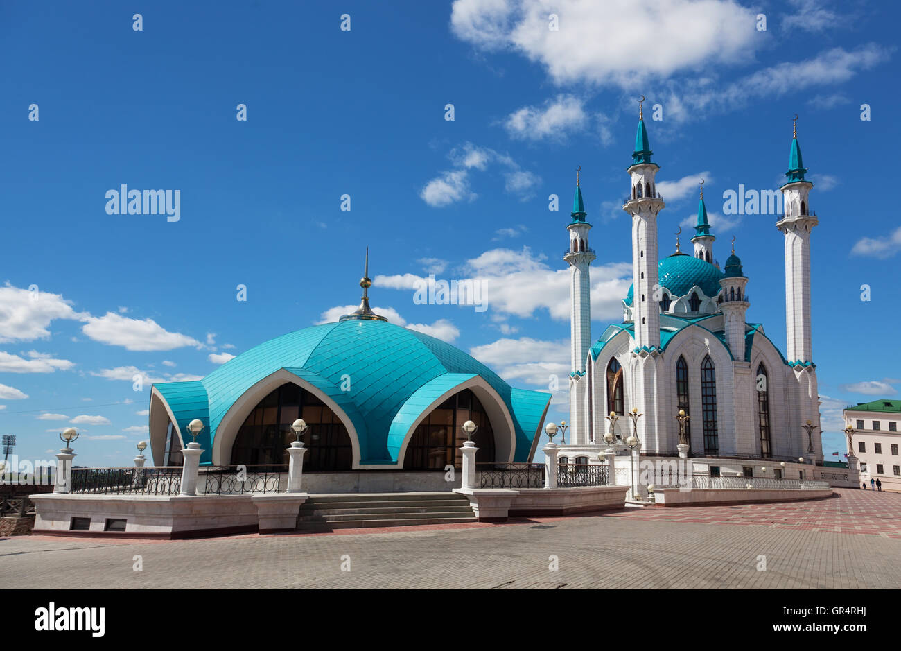 приход мечети. храм кул шариф в казани. кул шариф минареты. татарстан казань исламский храм. мечеть и храм в кремле казани.