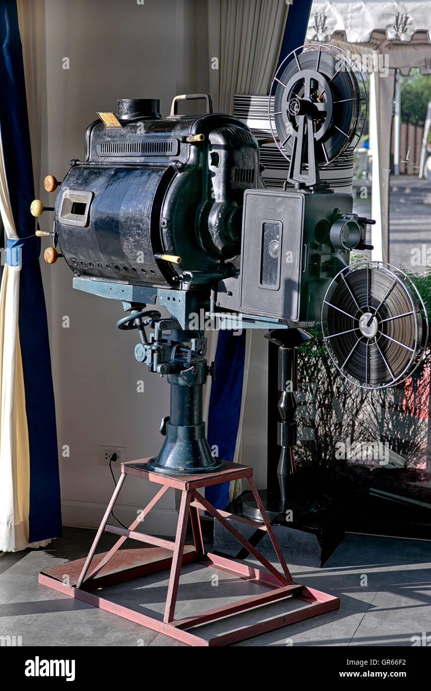 Vintage movie projector hi-res stock photography and images - Alamy