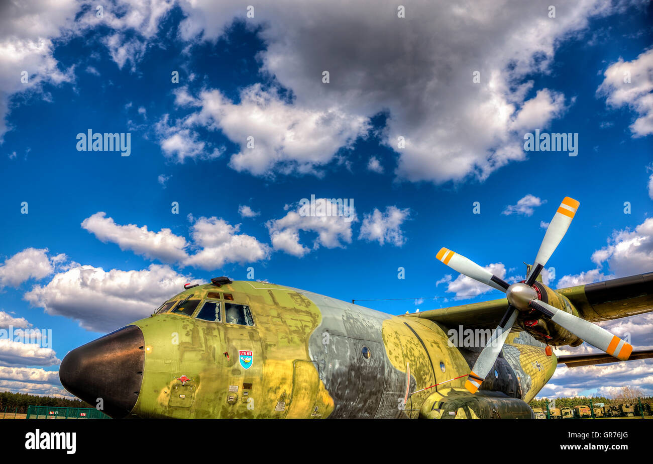 Propeller aircraft hires stock photography and images Alamy
