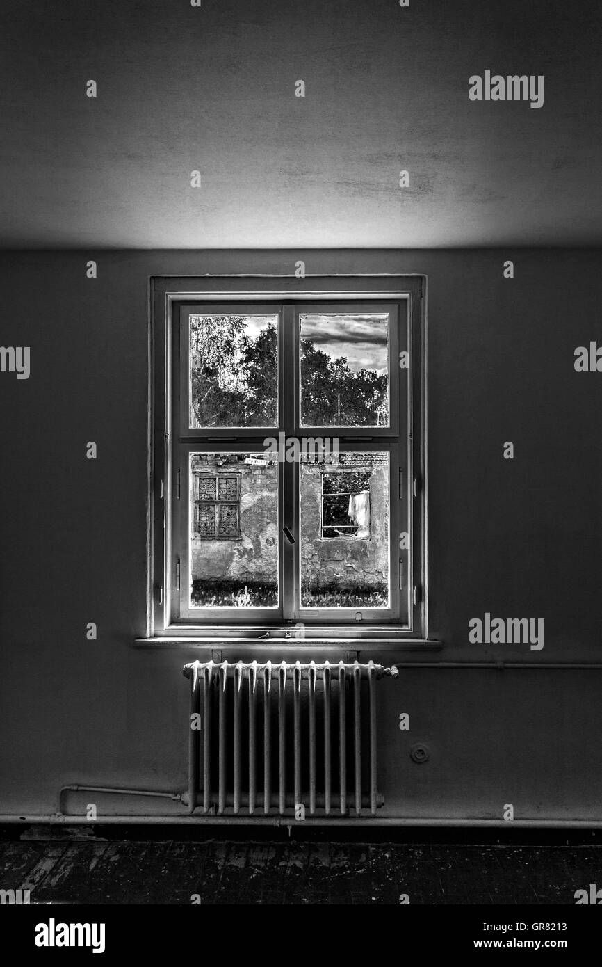 Window construction site Black and White Stock Photos & Images - Alamy
